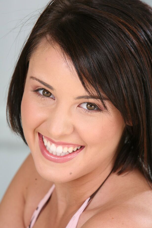 21P La dulce adolescente tetona Brooke Lee Adams es follada en presencia de su cornudo