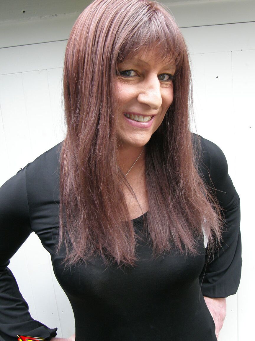 15P Crossdresser sexy de cabelos compridos com um grande sorriso provocando em nylon sedoso