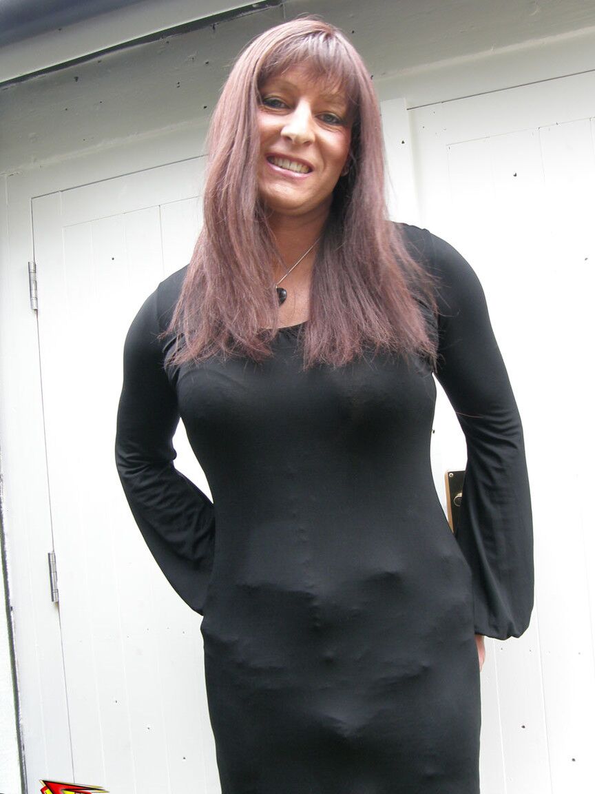 15P Crossdresser sexy de cabelos compridos com um grande sorriso provocando em nylon sedoso