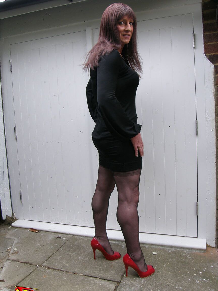 15P Crossdresser sexy de cabelos compridos com um grande sorriso provocando em nylon sedoso