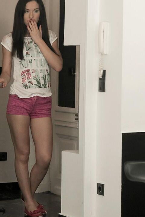 14P Mujer madura le hace sexo oral al novio de su hija adolescente antes de tener un trío