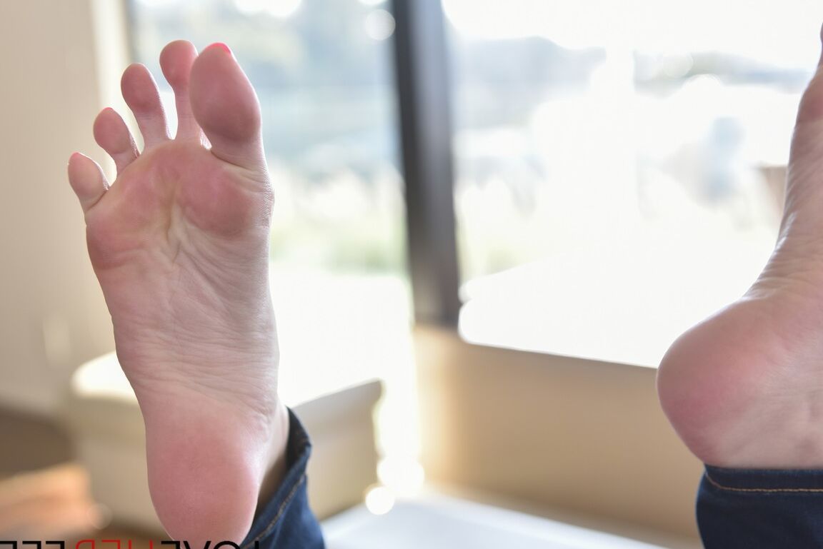 21P Slender teen with tiny nips Mackenzie Moss enjoys a foot fetish bang