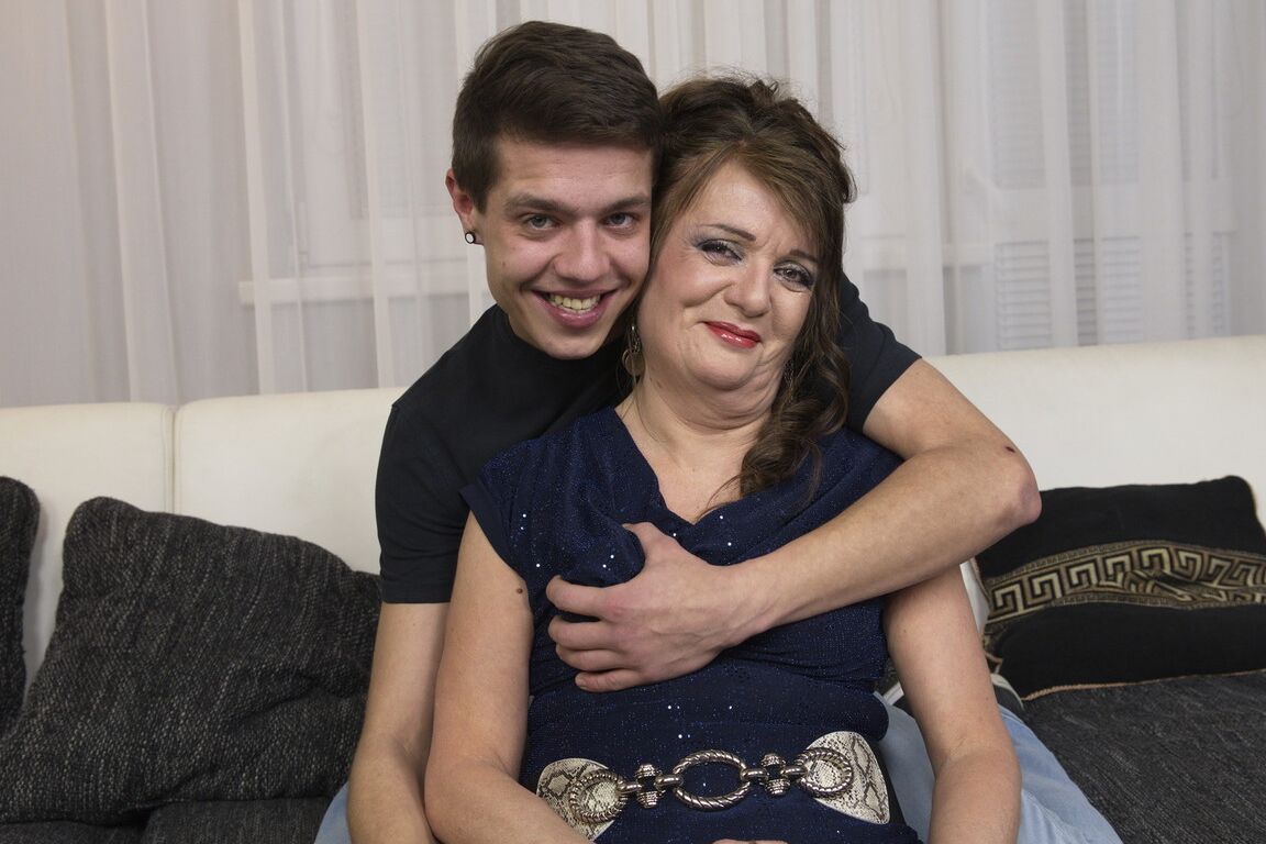 16P Tesão maduro cougar beijando jovem garanhão