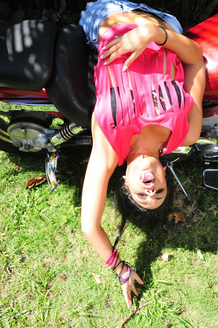 21P A vagabunda cubana brincalhona Luna Star tendo sua buceta sedenta de pau demolida
