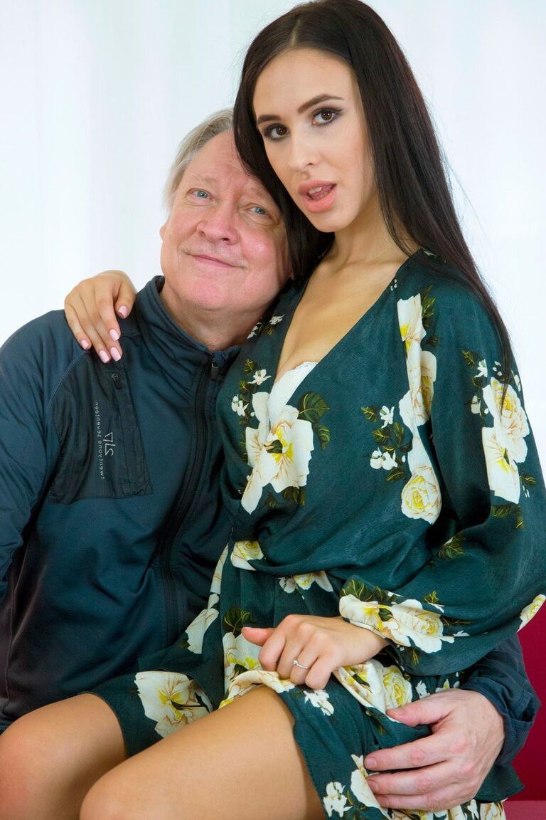 21P Gata morena com peitos doces Alyssa Bounty cavalga na vara de um cara de cabelos grisalhos
