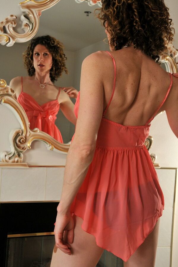 15P Leggy TGirl tem pau em calcinha azul transparente sob a camisa transparente