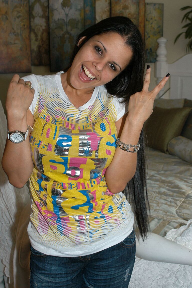 17P Latina con curvas Diamond Kitty se burla con un escote profundo