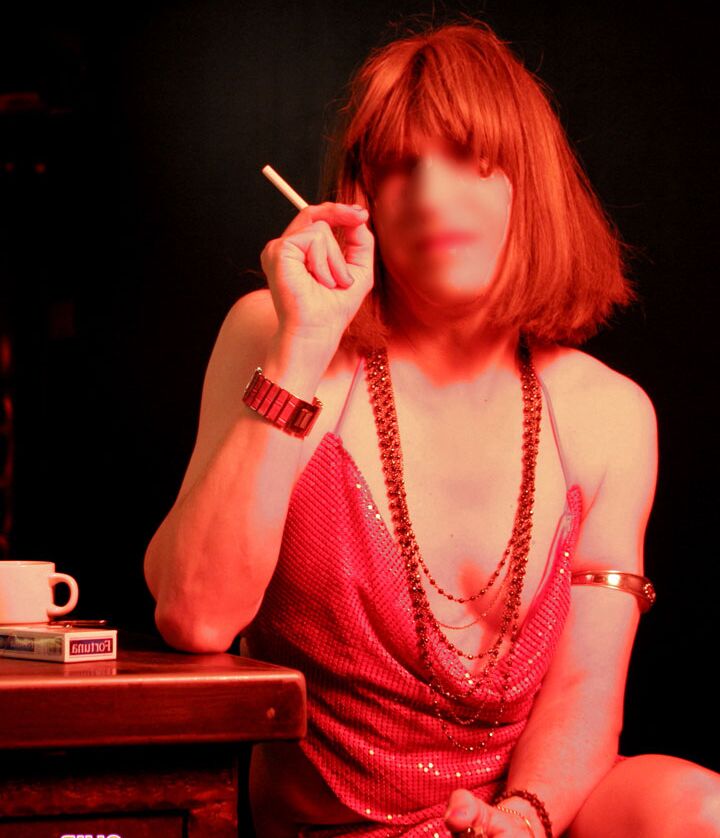 16P セクシーなランジェリーとホットな絹のようなストッキングを着たミステリー女装家