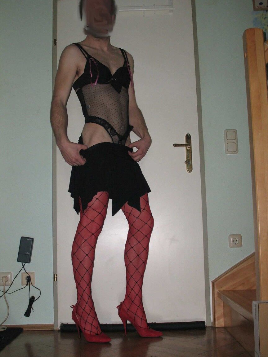12P Saltos brancos vermelhos muito sexy e meia-calça nesta linda travesti