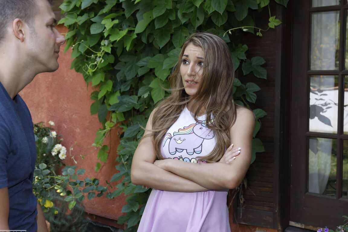 21P A linda pornstar Moka Mora faz sexo oral e monta uma vara dura na cama