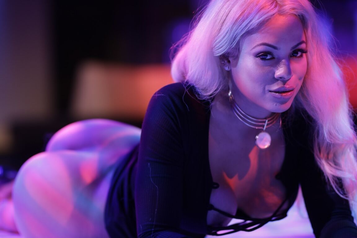 21P A loira curvilínea Luna Star mostra seus peitos grandes e posa nua em um clube