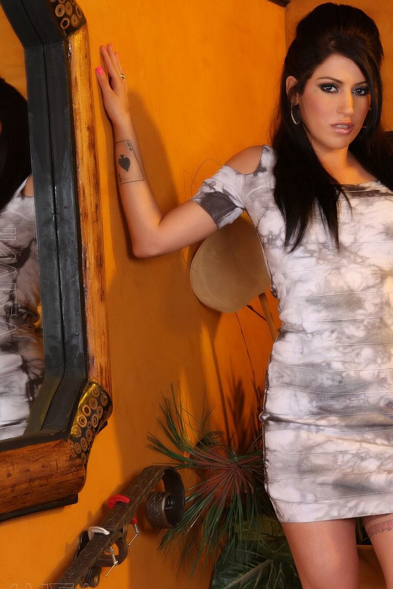 21P La sexy MILF Daisy Cruz se quita el vestido ajustado para mostrar sus dulces tetas postizas
