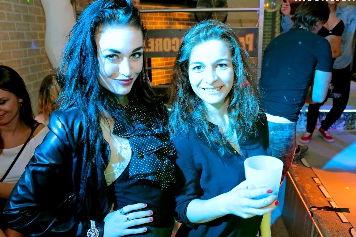 15P Garotas de boates ficam com porra no rosto durante sexo selvagem com homens e mulheres