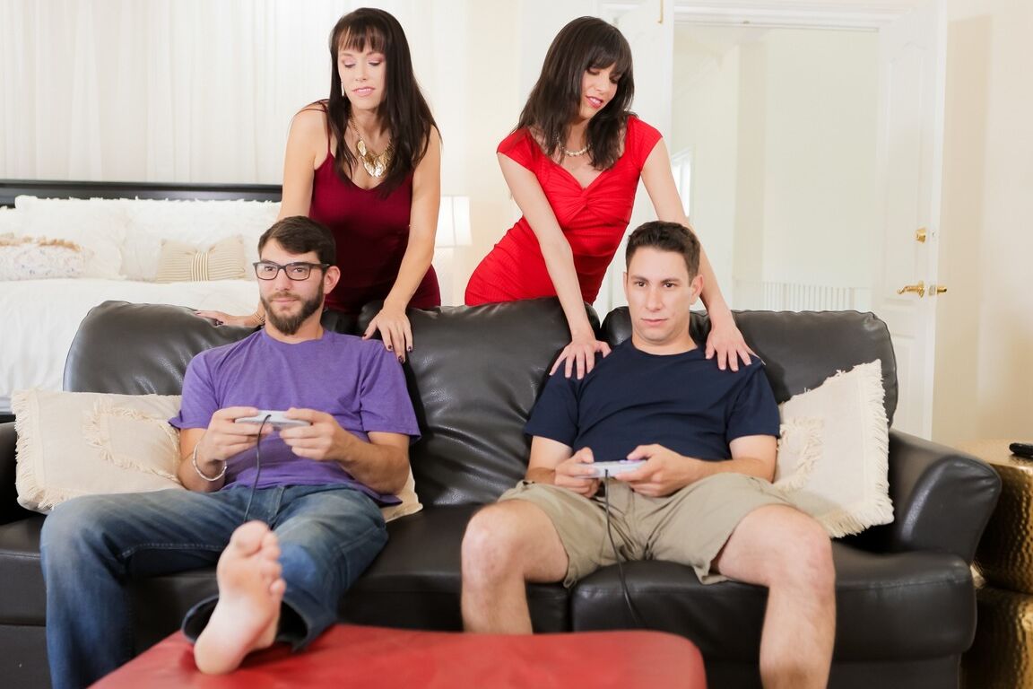 Die 15P Sexy MILF Alana Cruise reitet den Schwanz eines Gamerboys, nachdem sie ihn auf einer Couch verführt hat