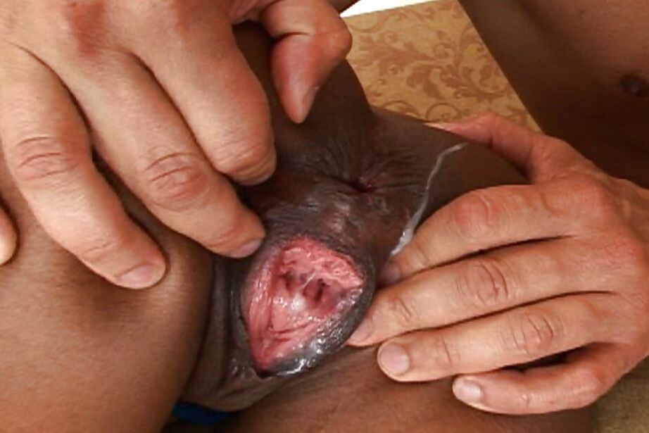 16P La zorra de ébano Hypnotiq lleva a un chico blanco a follarle el culo en modo rudo