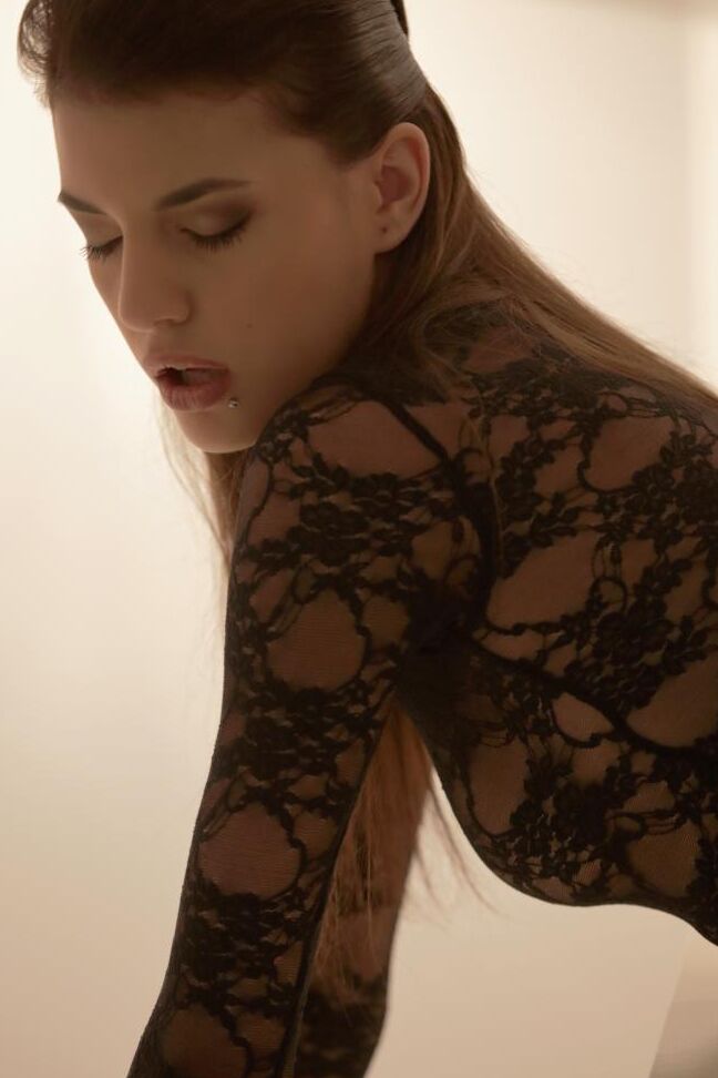 18P A jovem europeia Candice Luca em body preto é carnal com macho