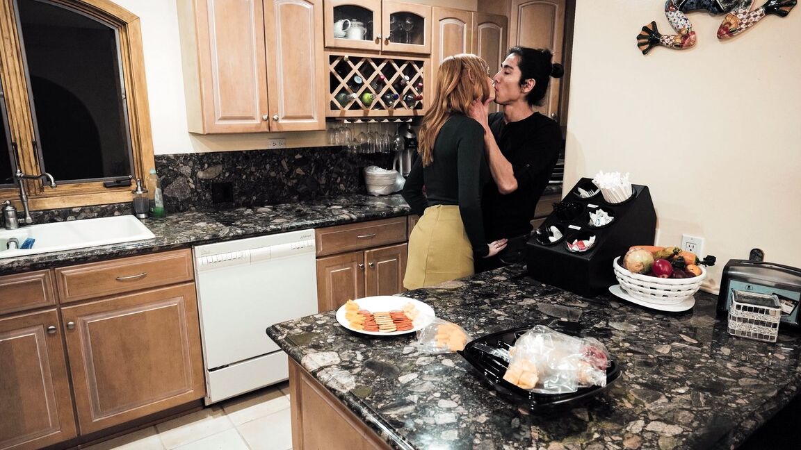 15P A ruiva Lacy Lennon usa creampie depois de fazer sexo com o enteado