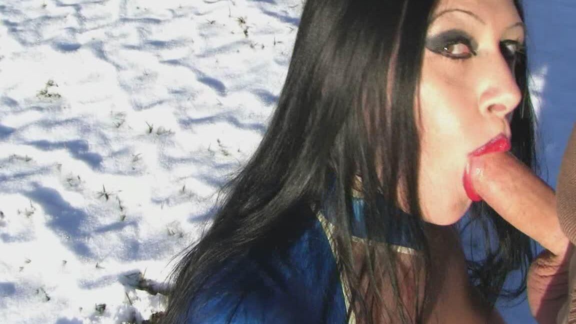 16P Die vollbusige Gothic-Lady Angelina lutscht einen großen Schwanz auf schneebedecktem Boden