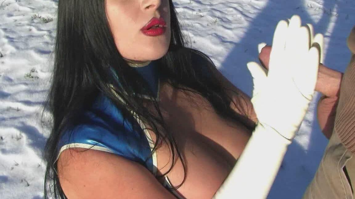 16P Die vollbusige Gothic-Lady Angelina lutscht einen großen Schwanz auf schneebedecktem Boden