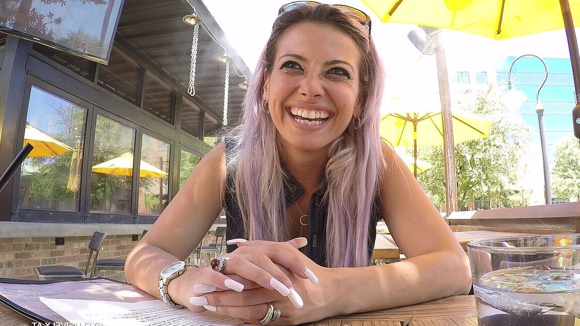 16P Horny MILF Alana Luv encontra satisfação sexual por meio de um gangbang hardcore