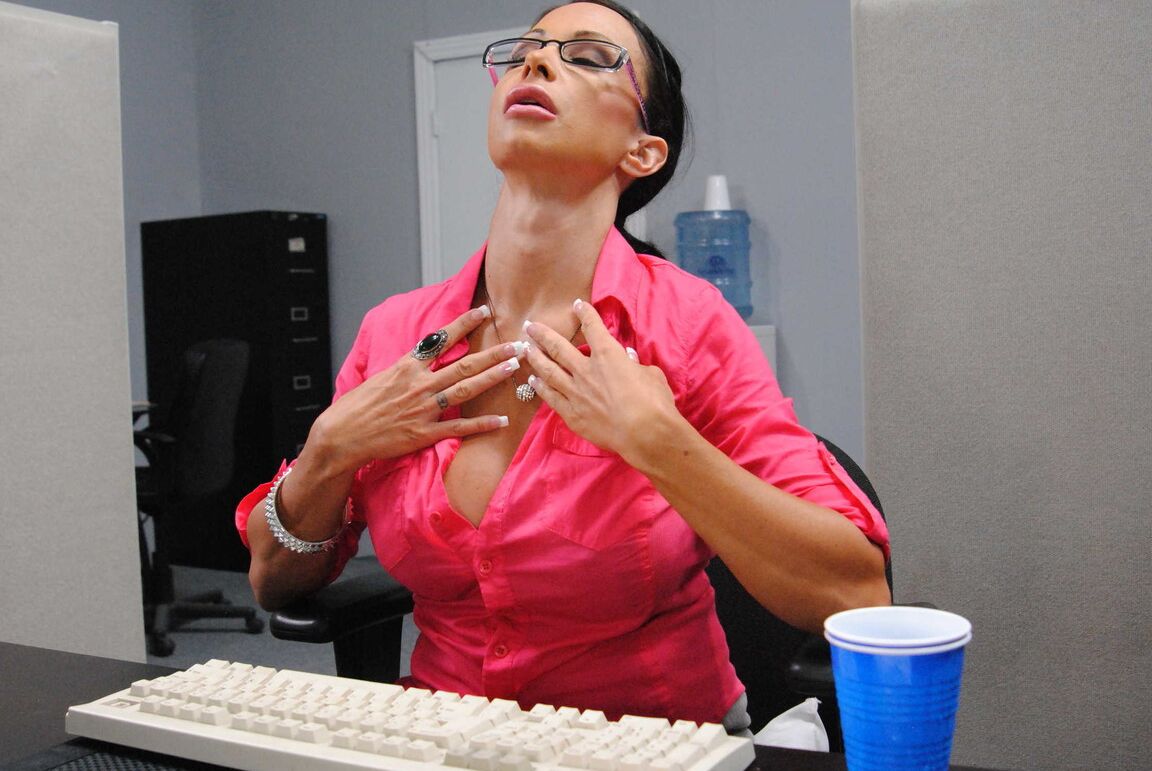 21P Buxom MILF em óculos Jewels Jade revela seus peitos grandes e é pega
