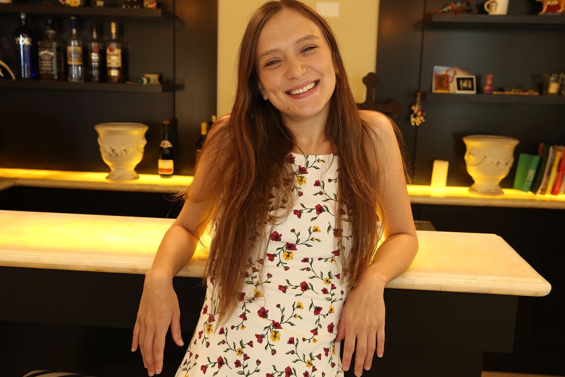 21P A jovem morena Izzy Lush faz tratamento facial depois de sexo POV quente com seu meio-irmão