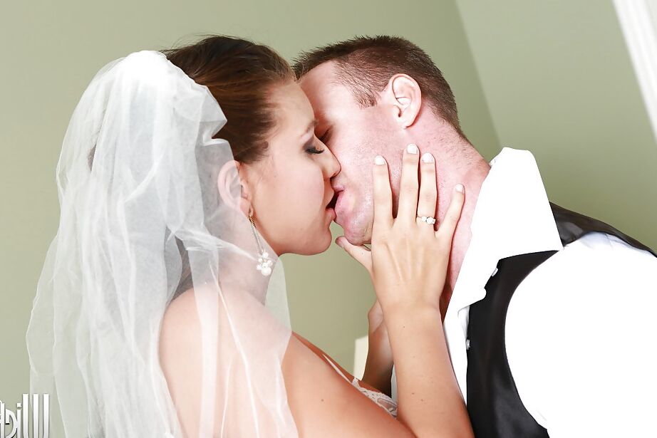 16P Une mariée pulpeuse au cul chaud a des relations sexuelles passionnées avec son fiancé excité