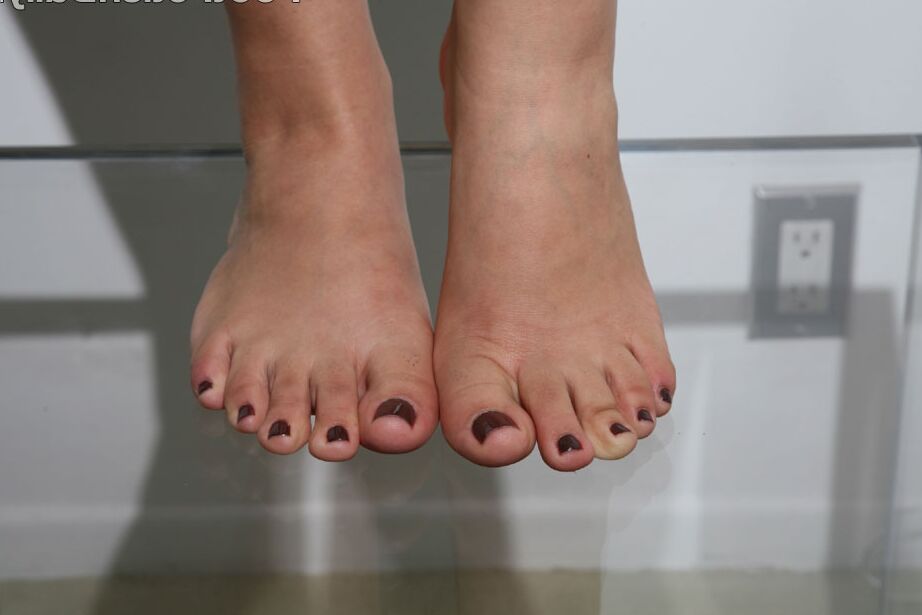 16P Latina MILF Rosario Stone prend une éjaculation sur ses pieds après avoir baisé