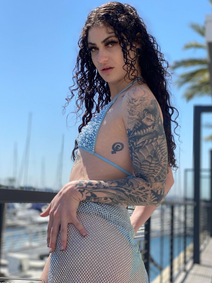 20P A garota tatuada Lydia Black ostenta cabelos longos e cacheados enquanto modela e fode