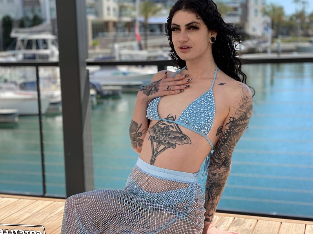 20P A garota tatuada Lydia Black ostenta cabelos longos e cacheados enquanto modela e fode