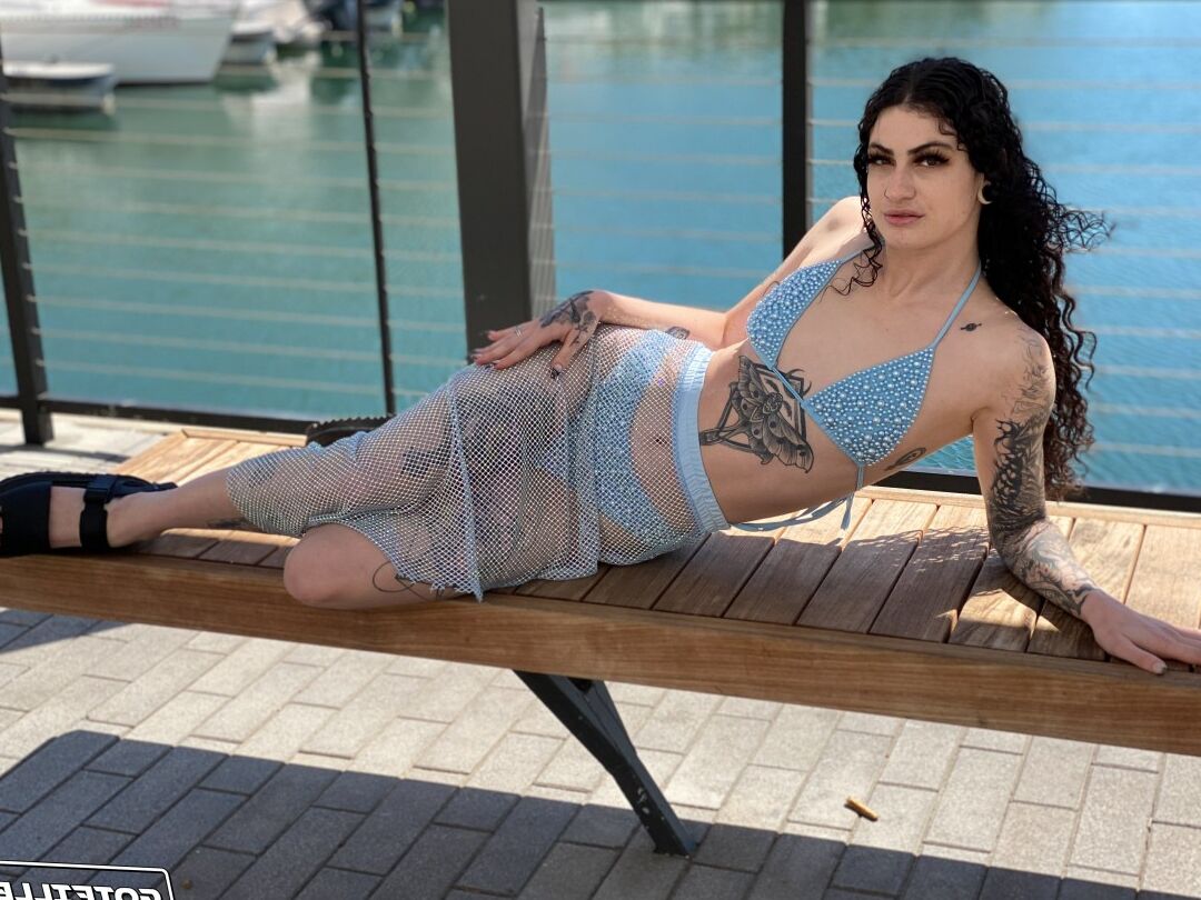 20P A garota tatuada Lydia Black ostenta cabelos longos e cacheados enquanto modela e fode