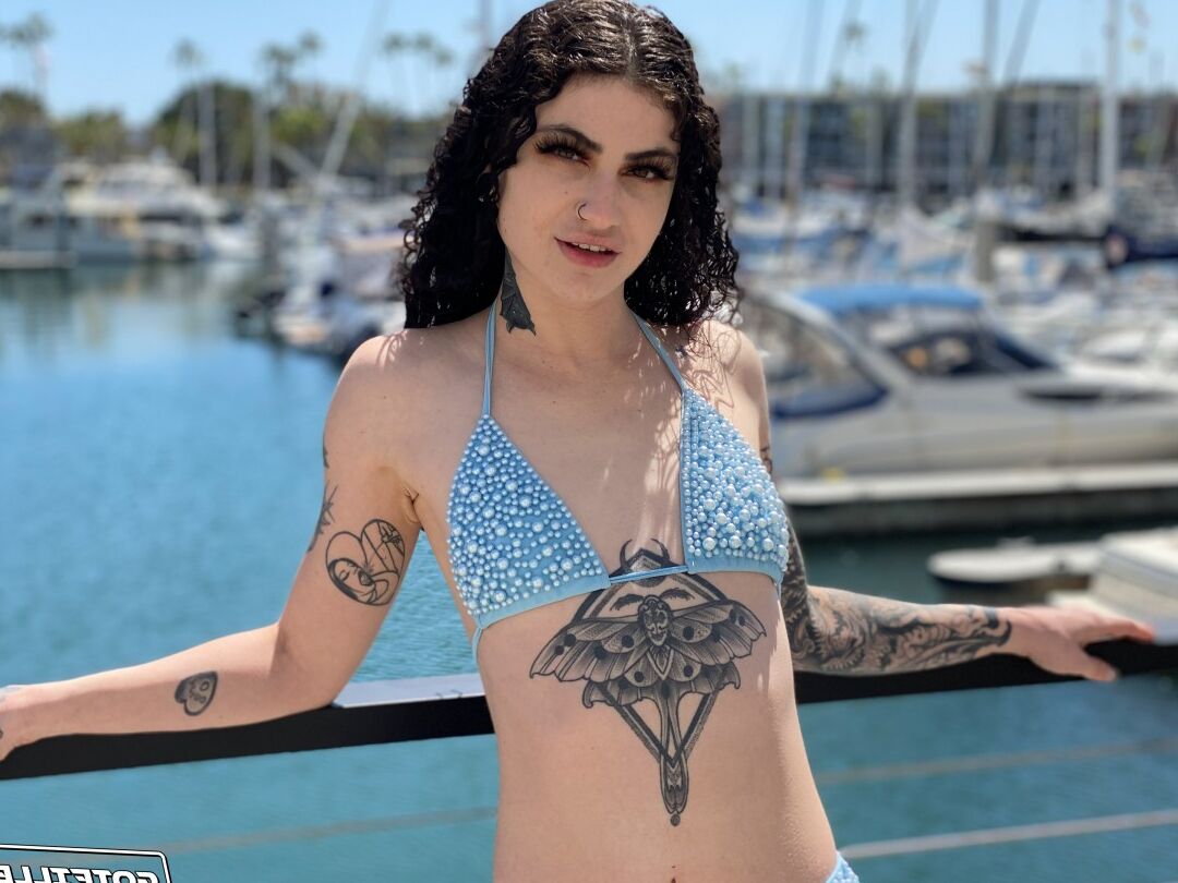 20P A garota tatuada Lydia Black ostenta cabelos longos e cacheados enquanto modela e fode