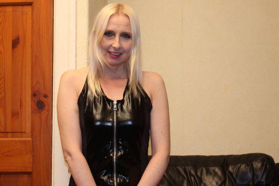 20P A loira britânica Tracey Lain abre o zíper das roupas de couro antes do sexo anal hardcore