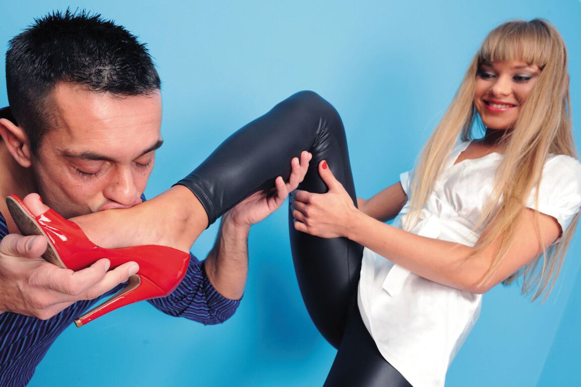13P Rubia caliente se quita los pantalones de cuero antes de jugar partidos de fútbol con una gran polla