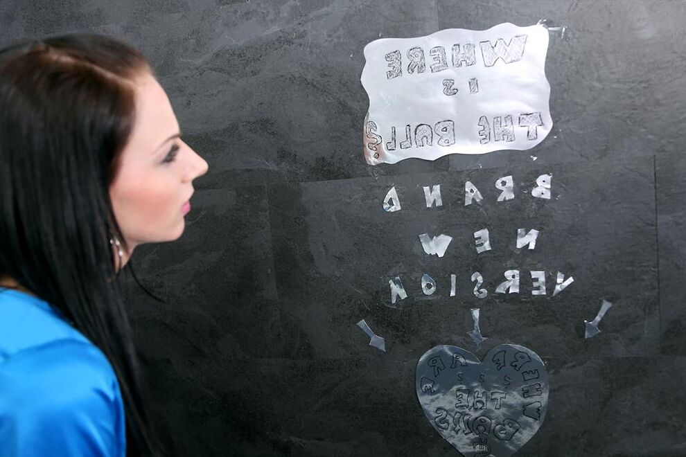 15P Брюнетка в одежде снимает туфли на шпильках, пока покрывается спермой