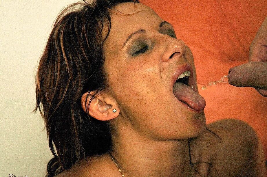 16P Rothaariges reifes Babe gibt einen Deepthroat-Blowjob und wird gefickt