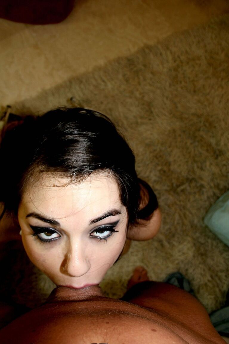 21P A doce adolescente Sasha Grey expõe sua bunda gostosa e fica com a garganta fodida