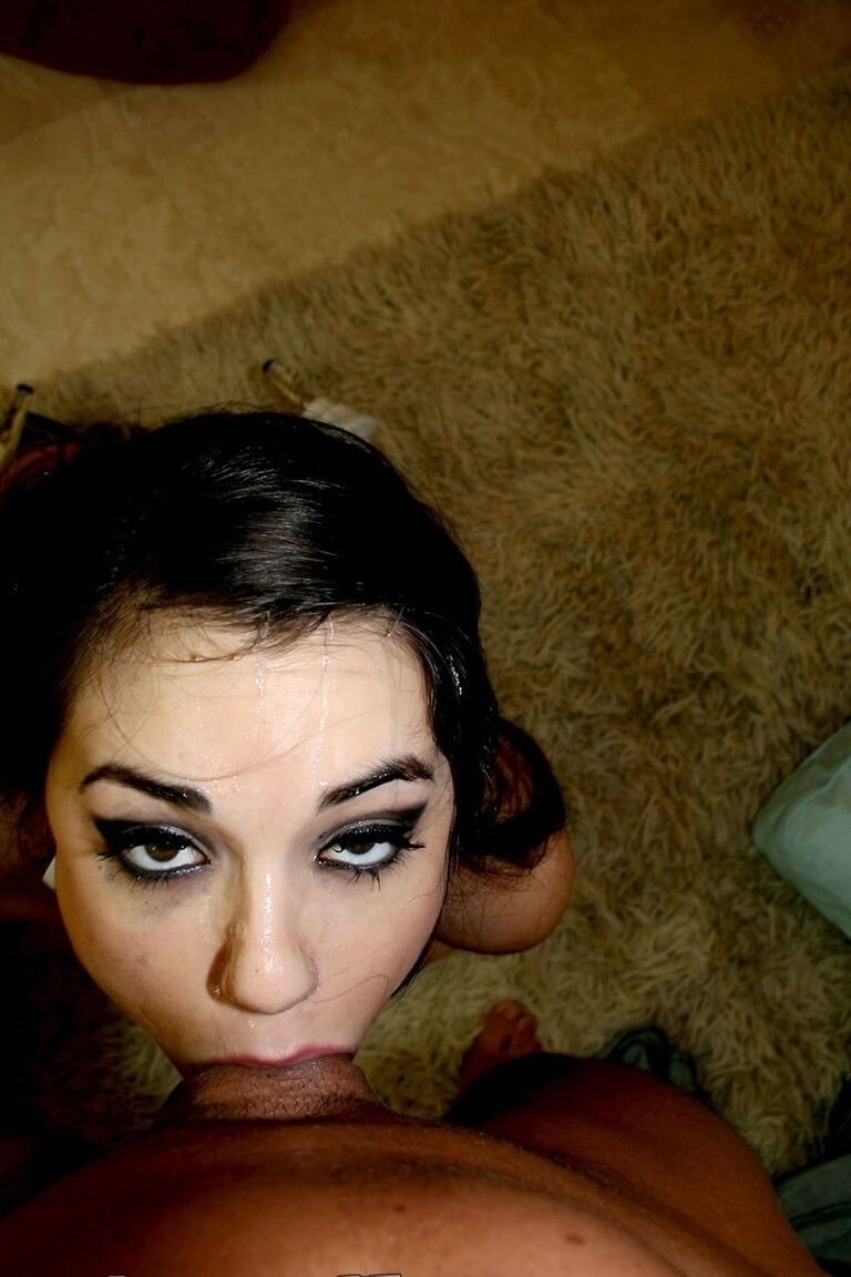 21P A doce adolescente Sasha Grey expõe sua bunda gostosa e fica com a garganta fodida