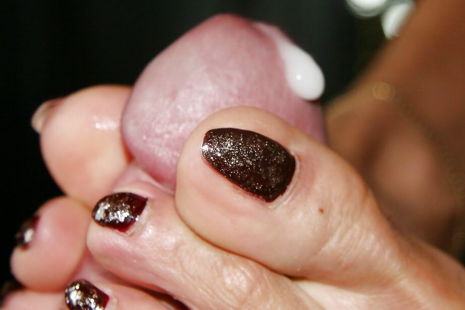 13P La anciana británica Lady Sarah usa los pies descalzos para hacer una paja con los pies