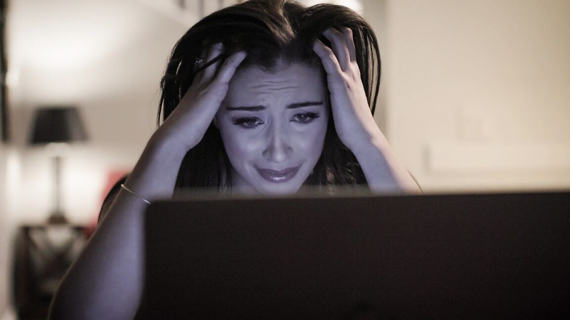 15P A jovem morena Avi Love faz sexo com seu perseguidor