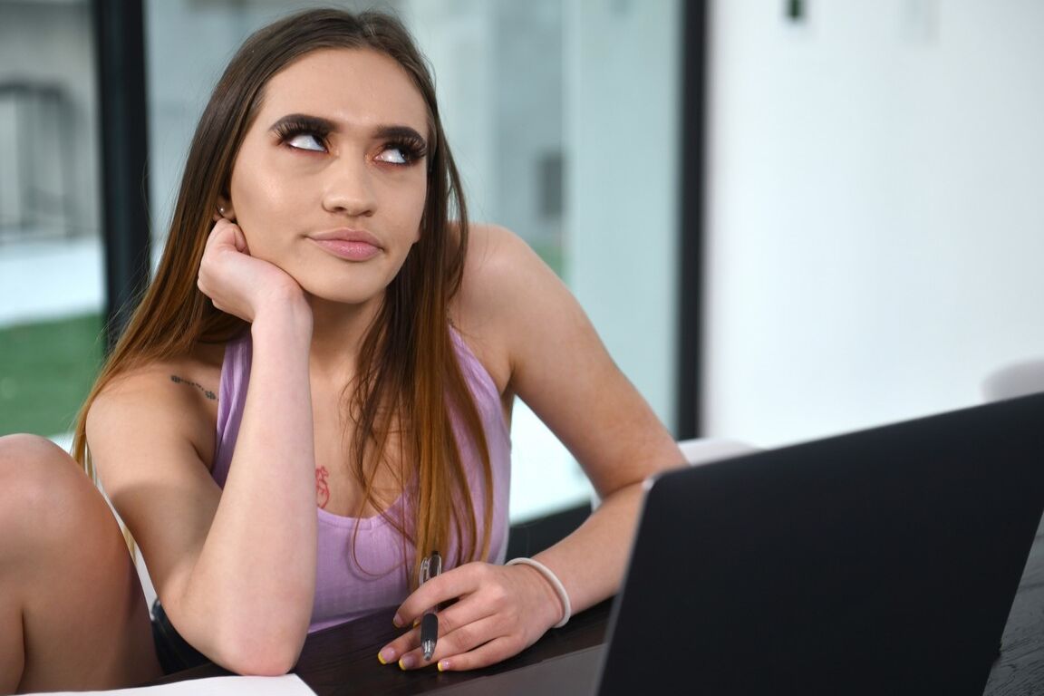 21P MILF Sera Ryder fica com os pés cobertos de porra depois de uma foda gostosa