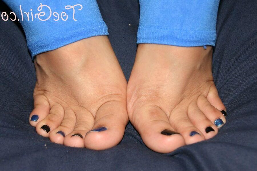 16P Mujer caucásica con bonitos pies luce esperma en las plantas de los pies