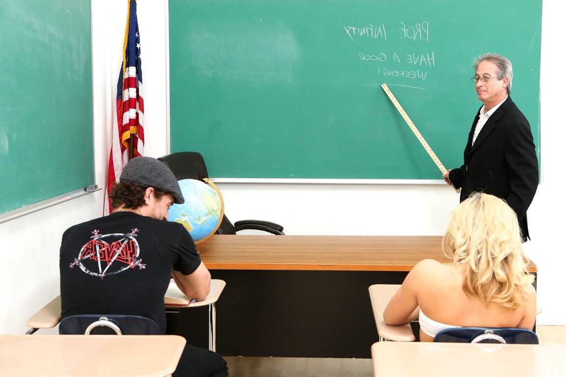 15P A estudante loira Chloe Addison faz sexo com um garoto na mesa da professora