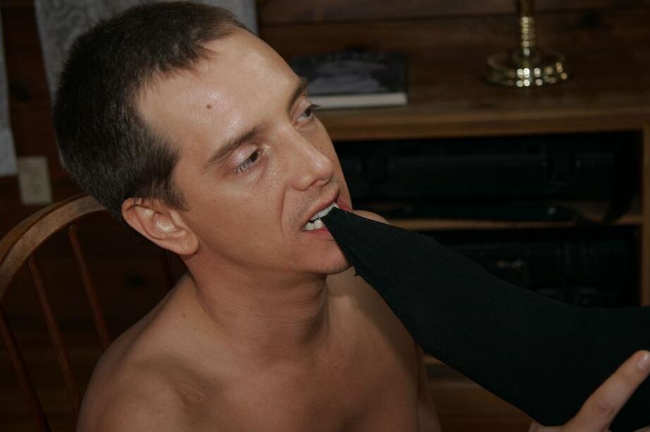 21P Estrella Flores gibt ihrem Liebhaber einen intensiven Blowjob und macht sie dabei ziemlich nackt