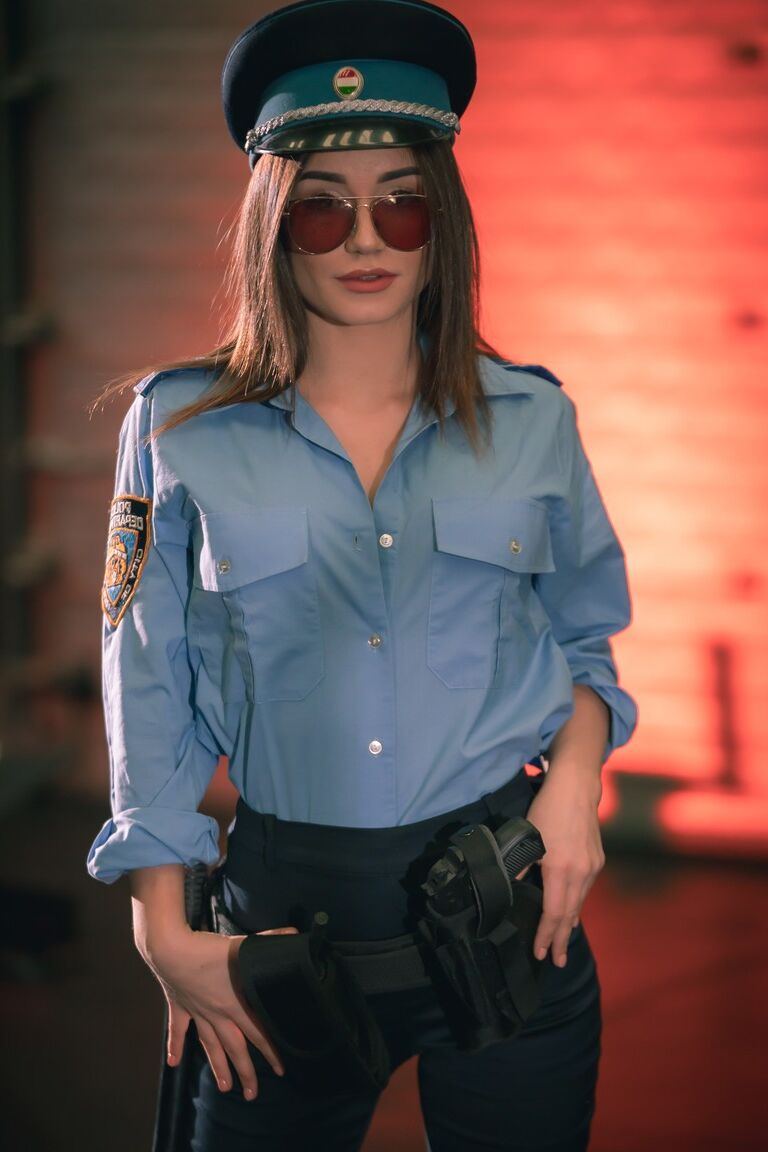 12P A policial Lana Roy e seu amigo transam em um balanço sexual depois do trabalho