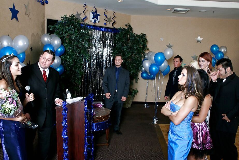16P Rachel RoXXX y Cherokee esperan hasta que termine la fiesta para tener un gangbang