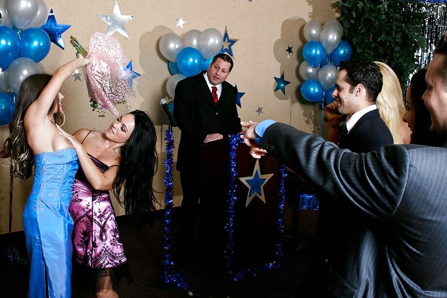 16P Rachel RoXXX y Cherokee esperan hasta que termine la fiesta para tener un gangbang