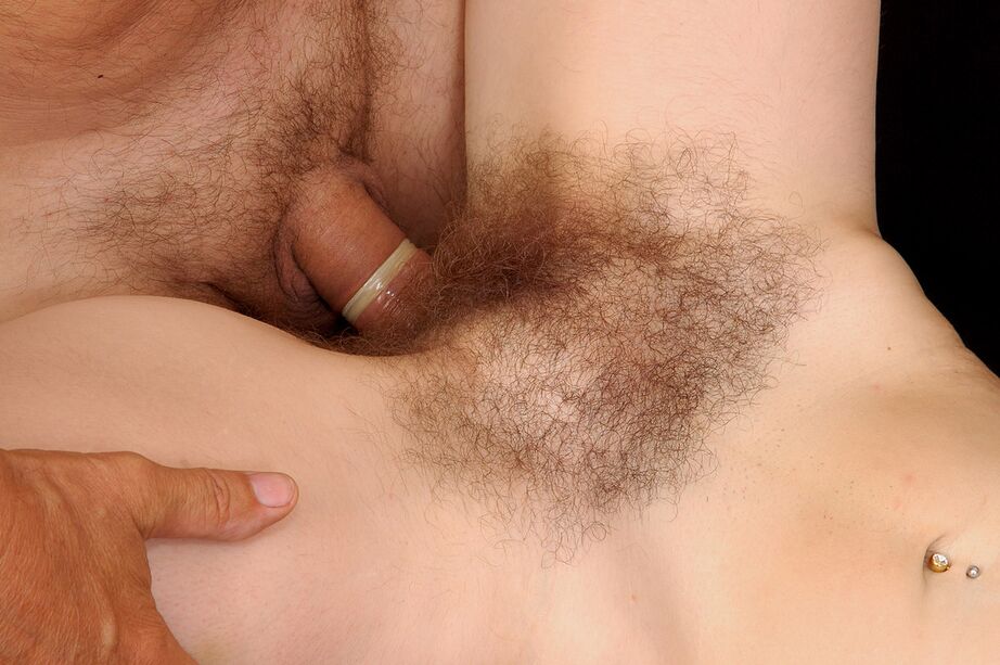 16P Une amatrice mature et poilue broie une bite comme une cow-girl et se prend du sperme sur le manchon