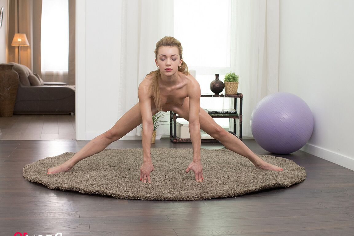 20P La jeune flexible Sonya Sweet dribble le sperme de sa bouche après une action PTM