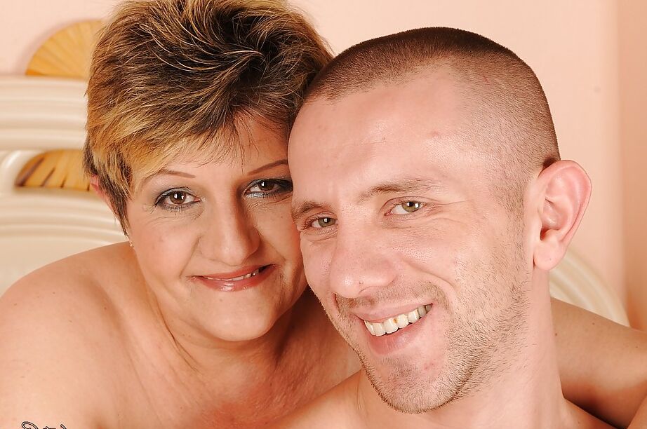 16P Fatty mature miss aime la baise hardcore et se prend du sperme sur la chatte